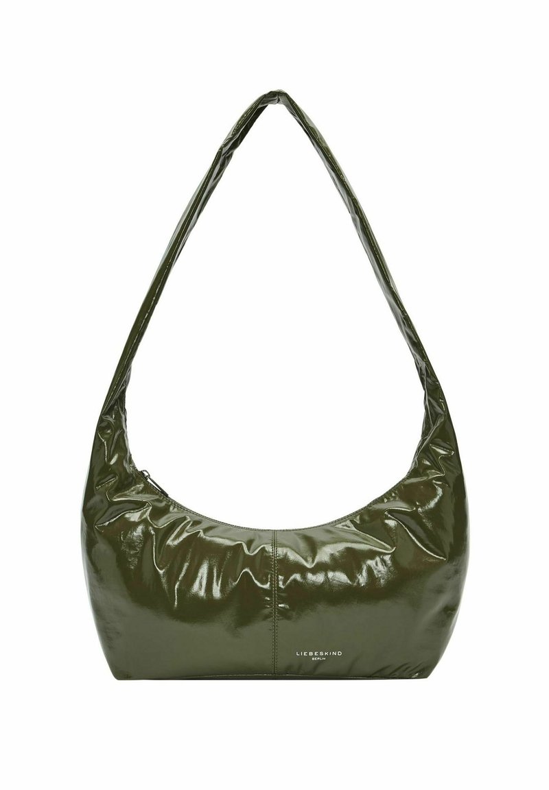 Olivgrüne glanzende Hobo-Tasche mit einer weichen, gerafften Textur, geschwungenem Griff und dezentem Branding am Boden. Reißverschlussverschluss oben.