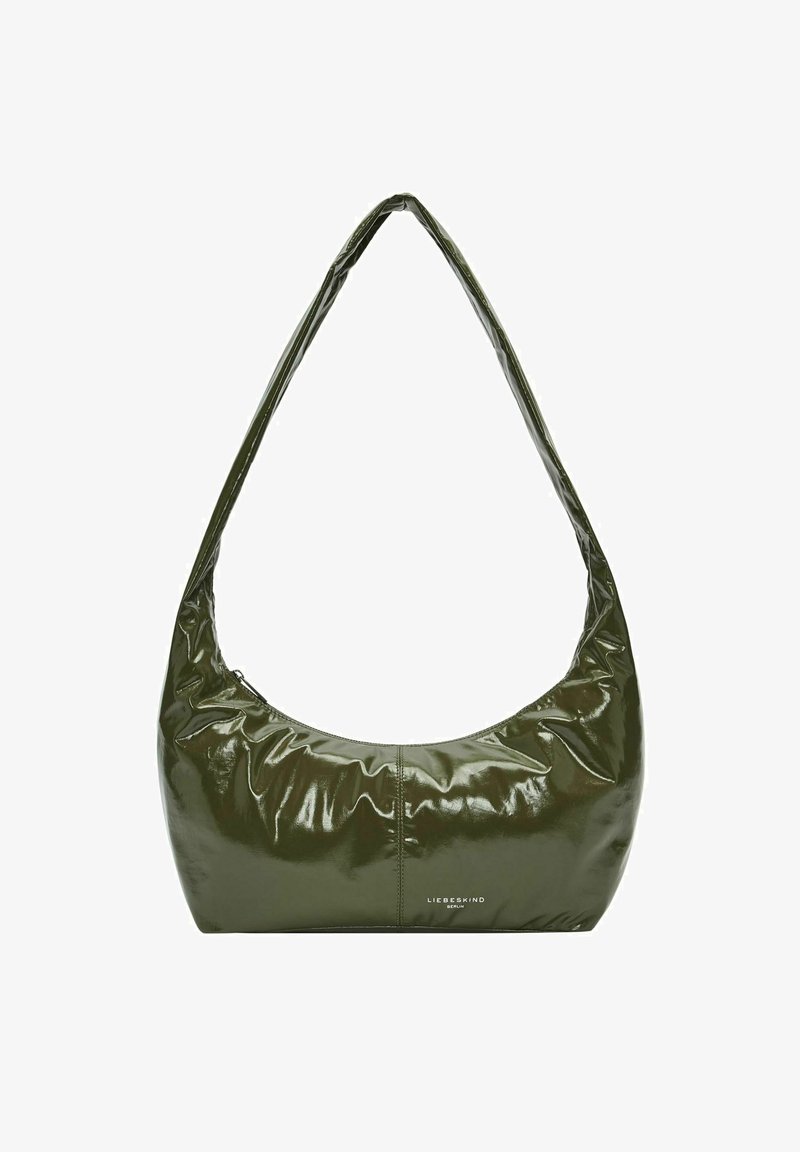 Olivgrüne glanzende Hobo-Tasche mit einer weichen, gerafften Textur, geschwungenem Griff und dezentem Branding am Boden. Reißverschlussverschluss oben.