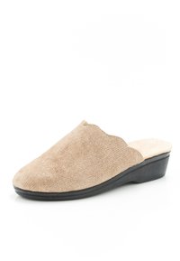 Scarpa slip-on in tessuto beige con superficie testurizzata, design scallop e tacco a zeppa. Soletta imbottita per comfort e supporto.