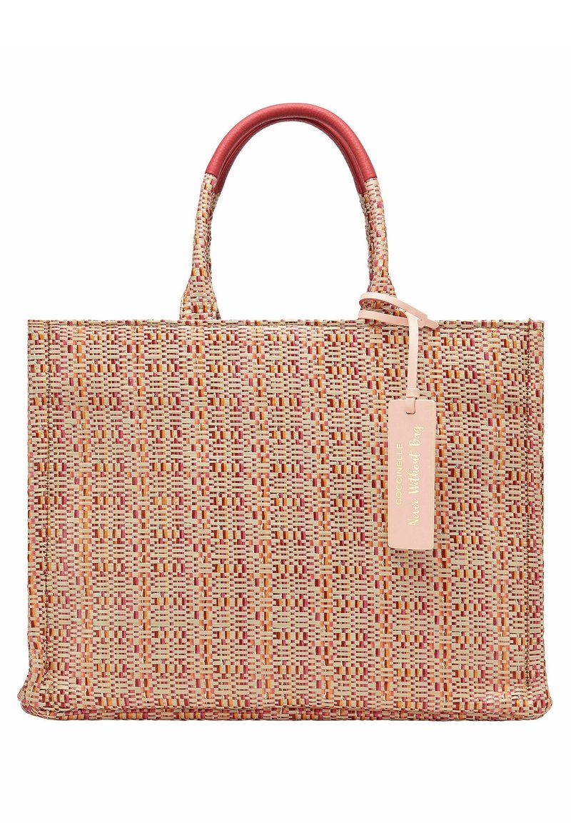 Geweven tote bag in roze en natuurlijke tinten, met een textuurpatroon en leren handvatten. Inclusief een label met merknaam en model.