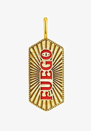 Colgante de oro con un diseño geométrico, que presenta letras rojas que forman la palabra "FUEGO" sobre una textura de estallido solar. Forma puntiaguda en la parte inferior.