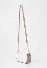 Borsa a tracolla con frontale bianco, retro beige e tracolla in catena dorata. Forma rettangolare con linee pulite e design minimalista.