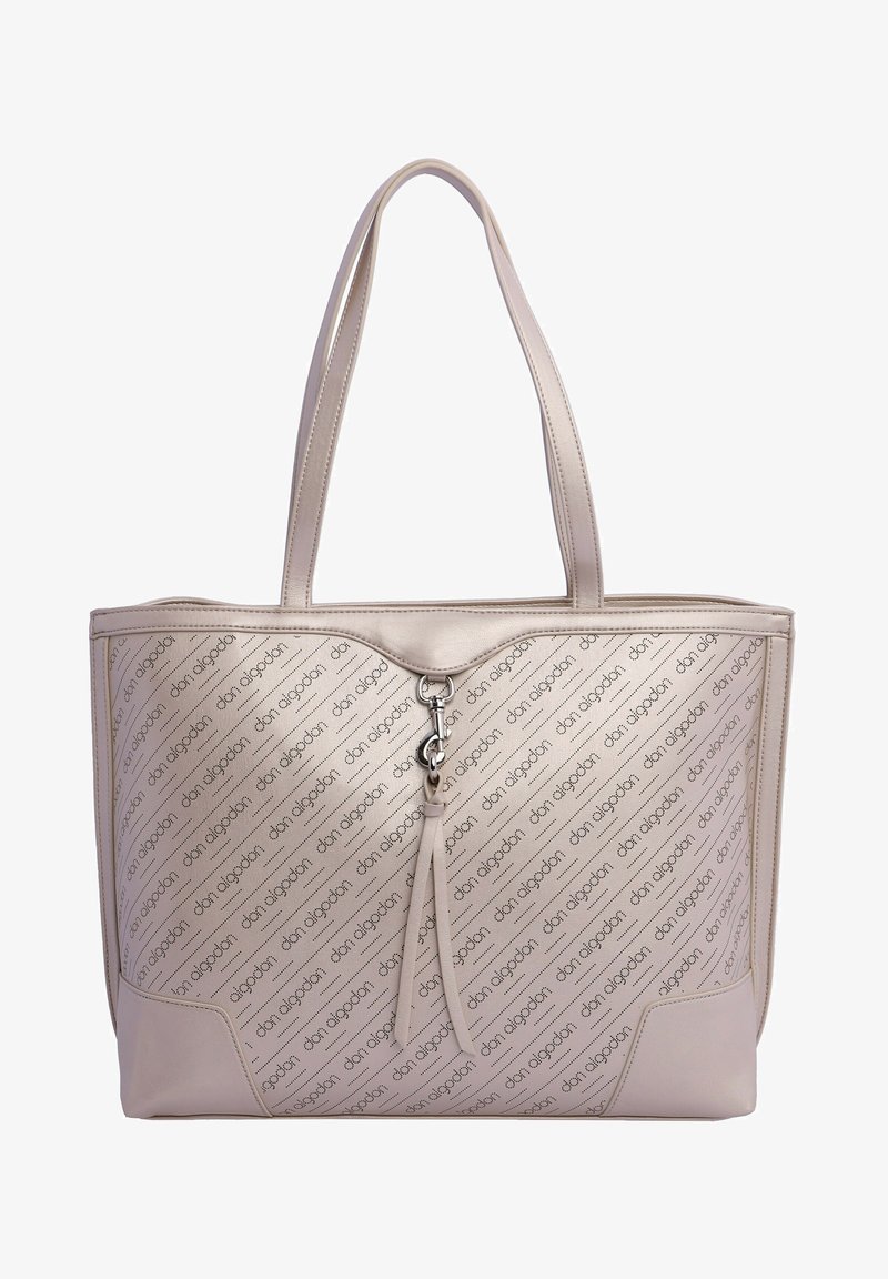 Bolso tote beige hecho de material sintético texturizado, con un patrón de logo repetido, asas dobles y un cierre de cremallera con un detalle de llavero.