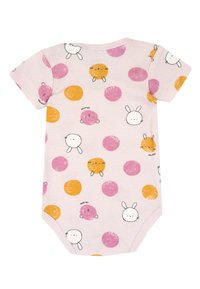 Krátký overal v jemné růžové látce, zdobený barevnými vzory žlutých, růžových a oranžových kruhů s jednoduchými ilustracemi zvířat.