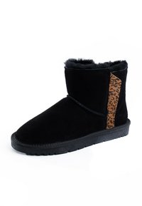 Botines de ante negro con un suave forro de piel y un panel de estampado de leopardo marrón en contraste en el costado. Suela de goma con perfil texturizado.