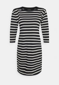 Černobílé horizontálně pruhované šaty ke kolenům s tříčtvrtečními rukávy a dekorativními knoflíky na ramenou.