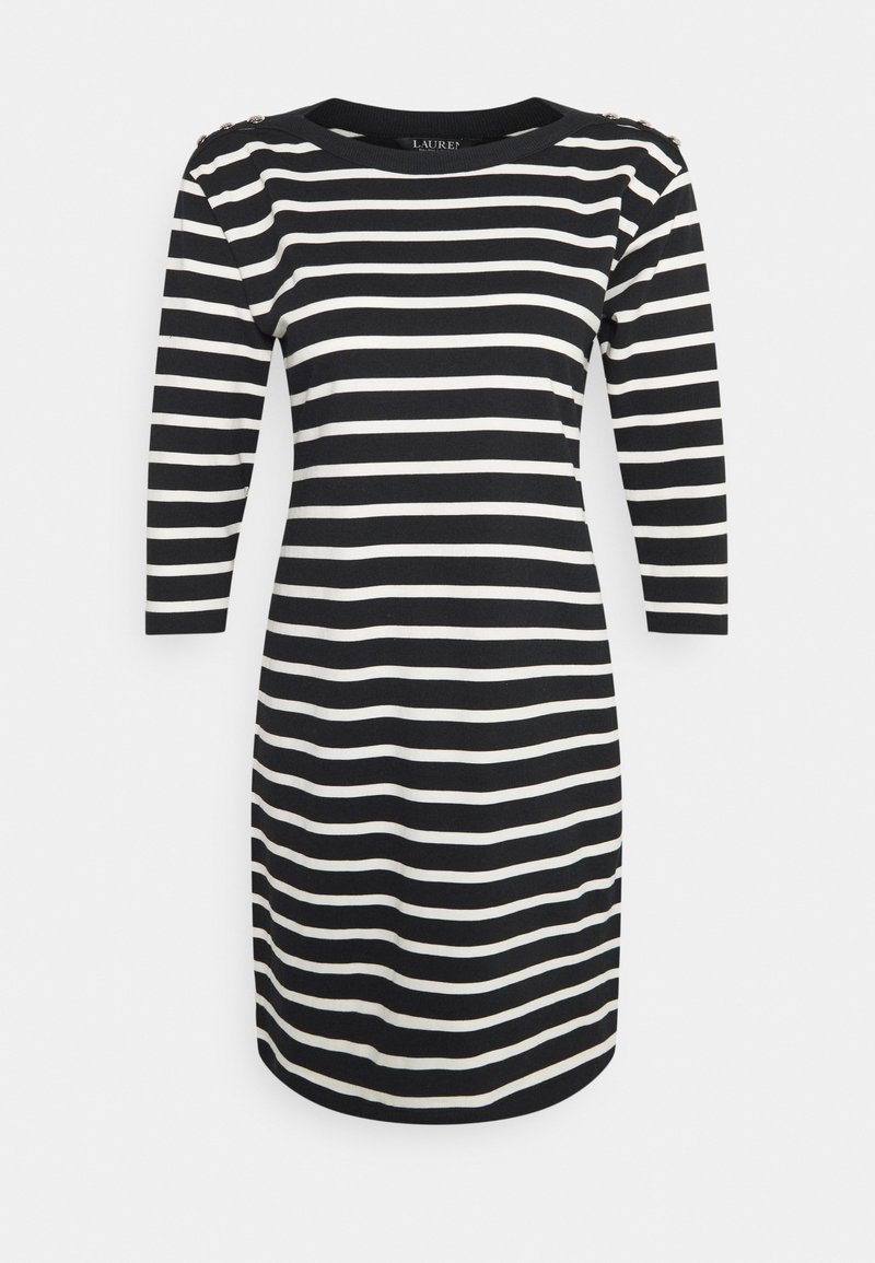 Černobílé horizontálně pruhované šaty ke kolenům s tříčtvrtečními rukávy a dekorativními knoflíky na ramenou.