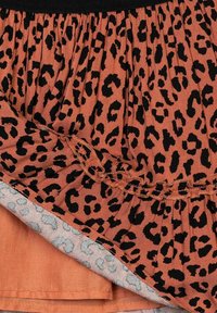 Eisenfarbener Stoff mit schwarzem Leopardenmuster, ausgestattet mit Rüschennähten und einem geschichteten Textilranddesign.