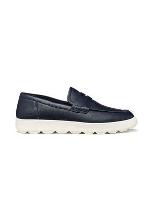 Mocassino slip-on in pelle nera con suola in gomma bianca, punta arrotondata e cinturino decorativo sulla tomaia.