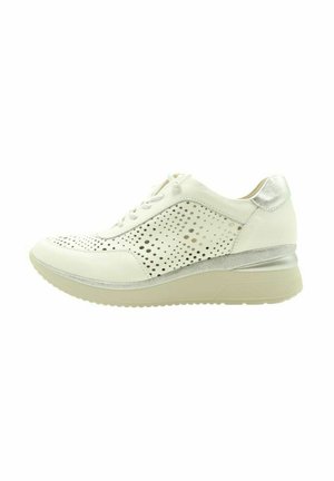 Zapatilla blanca con diseño perforado, acentos plateados en el talón y la suela, forma redondeada y suela de goma texturizada. Construcción ligera.