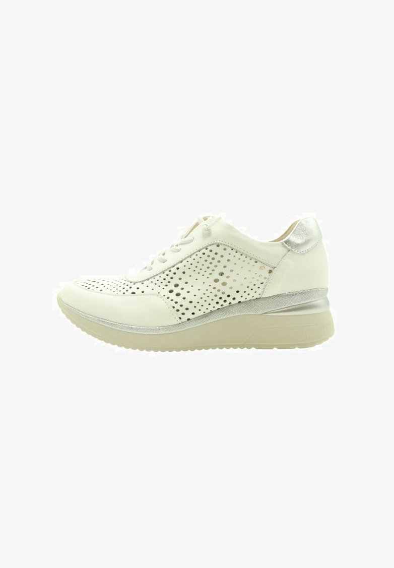 Zapatilla blanca con diseño perforado, acentos plateados en el talón y la suela, forma redondeada y suela de goma texturizada. Construcción ligera.