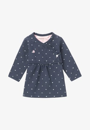 Marineblå babykjole med lange ærmer, hvidt hjerteprint, lyserød blomsterdetalje og asymmetrisk knaplukning ved brystet.