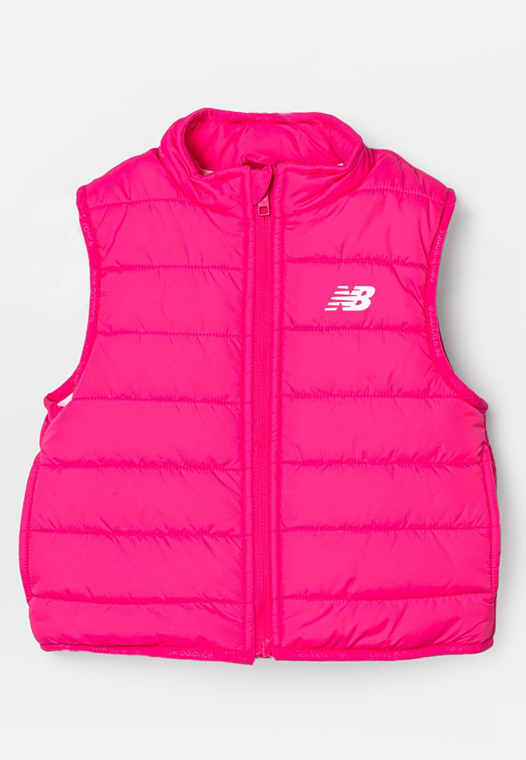 Gilet sans manches matelassé rose vif avec fermeture éclair à l'avant et logo blanc de New Balance sur la poitrine gauche.