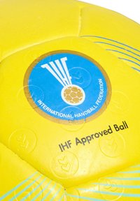 Pallamano gialla con un logo blu raffigurante una palla e delle marcature, superficie testurizzata e la scritta "Palla approvata IHF" stampata in nero.