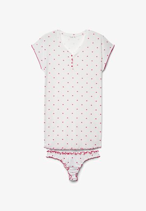 Camicia da notte bianca a maniche corte e perizoma abbinato con piccolo motivo a cuori rossi, bordo rosso e bordi arricciati.
