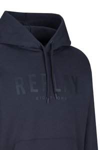 Navyblauwe hoodie met trekkoorden en het reliëf "REPLAY EIGHTYONE"-tekst op de borst, met een voorste kangoeroezak.