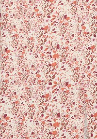 Bloemenstof met een cream achtergrond met verspreide roze en rode bloemen en bladeren in verschillende maten, wat een delicate, gestructureerde patroon creëert.