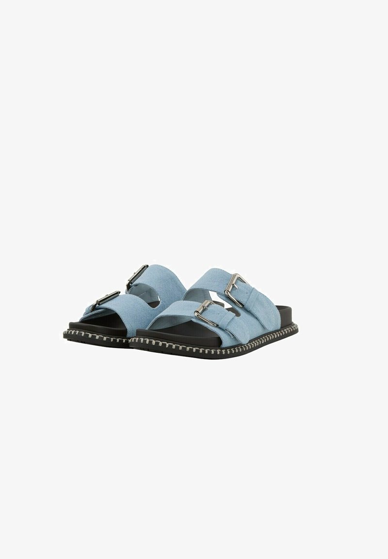 Infradito in tessuto blu con due cinturini regolabili, dettagli in fibbia argentata e suola nera caratterizzata da una cucitura decorativa bianca lungo il bordo.