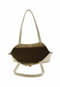Sac fourre-tout en cuir beige avec une texture lisse, deux longues poignées et un intérieur ouvert avec un doublure marron et une fermeture magnétique.