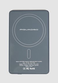 Batterie externe portable de couleur gris foncé, de forme rectangulaire. Présente un logo blanc, des indicateurs de charge et des spécifications techniques imprimées au dos.