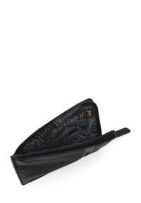 Billetera negra con cremallera hecha de material texturizado, que presenta un estampado interior con logotipos y patrones geométricos. El tirador de la cremallera está integrado.