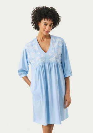 Helles blaues Baumwollkleid mit V-Ausschnitt, gesticktem Blumenmuster, dreiviertellangen Puffärmeln und seitlichen Taschen.