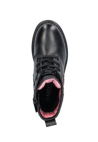 Zwarte leren enkellaars met een gestructureerd oppervlak, ronde neus, veters aan de voorkant en een roze fleece voering. Voorzien van een zijrits en contrasterende accenten.