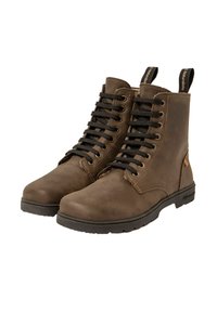 Botas de cuero marrón con cordones hasta el tobillo, suelas negras y tiradores etiquetados "El Naturalista."