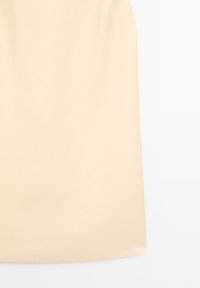 Beige katoenen stof met een gladde textuur, met een eenvoudige, ronde zoom en een minimalistisch ontwerp zonder extra patronen of accenten.