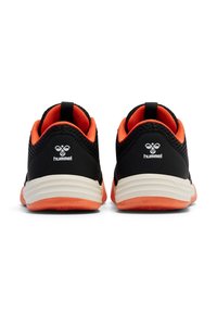 Schwarze und orange Sneaker mit einem Mesh-Obermaterial, gepolstertem Kragen und einer kontrastierenden Gummisohle mit strukturierten Griffmustern.