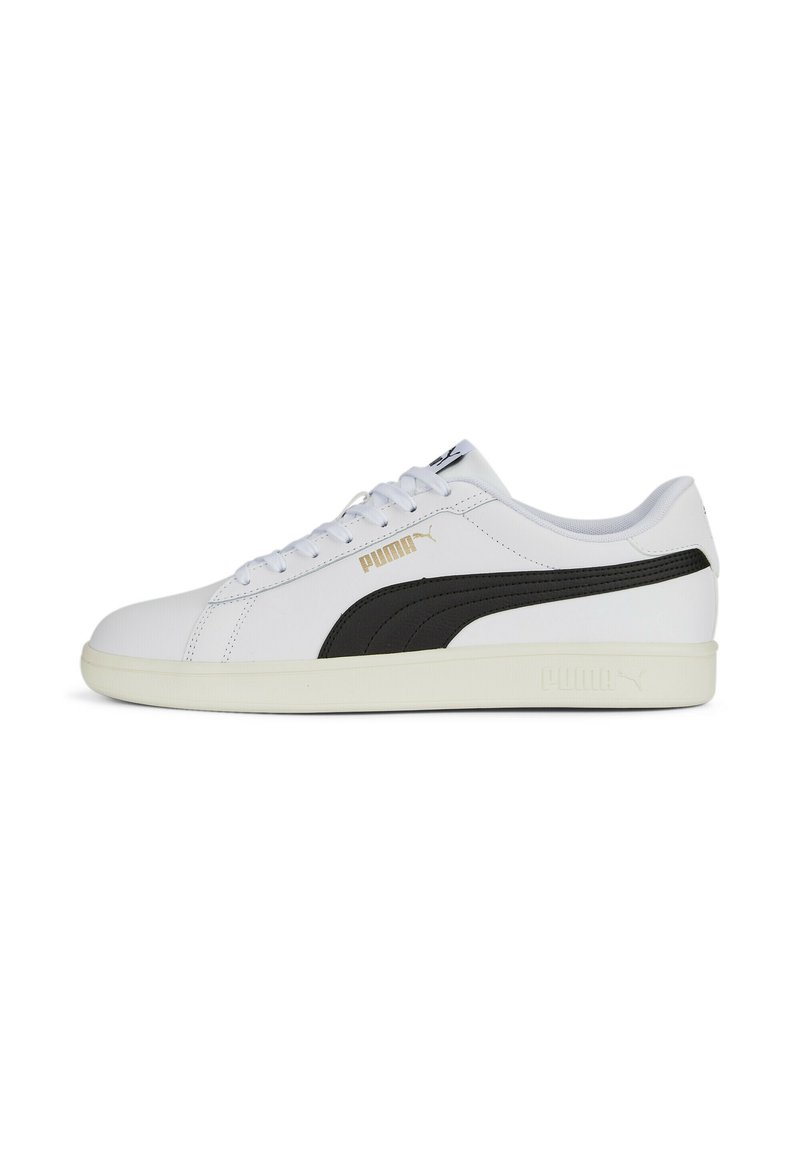 Bijele tenisice s crnom PUMA prugom, s glatkom kožnom završnom obradom, okruglim vrhom i teksturiranom kremastom potplatom. Zlatni detalji sa strane.