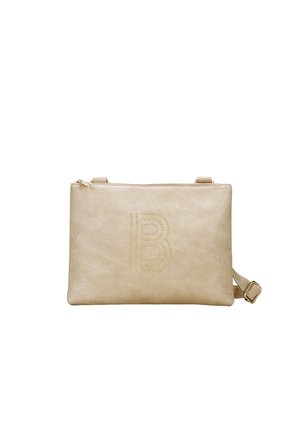 Bolso cruzado de piel vegana beige con cierre de cremallera, diseño en relieve con "B" adornado con tachuelas, correa ajustable y textura suave.