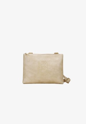 Bolso cruzado de piel vegana beige con cierre de cremallera, diseño en relieve con "B" adornado con tachuelas, correa ajustable y textura suave.