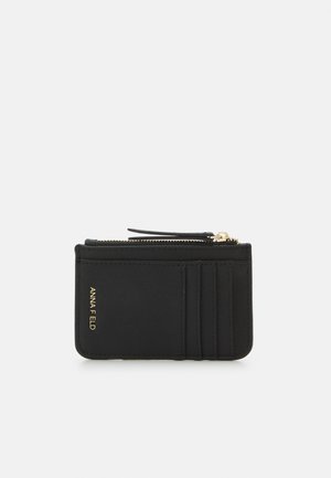 Portafoglio nero realizzato in materiale sintetico testurizzato. Presenta una chiusura con zip, più scomparti per carte e un logo dorato in rilievo sulla parte anteriore.