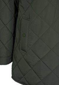 Veste matelassée vert foncé avec un motif de couture en losanges et une poche latérale dotée d'un bouton-pression.