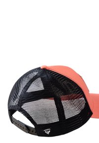 Cappello regolabile con parte frontale corallo e retro in rete nera. Dettagli notevoli includono una toppa con logo e chiusura snapback regolabile.