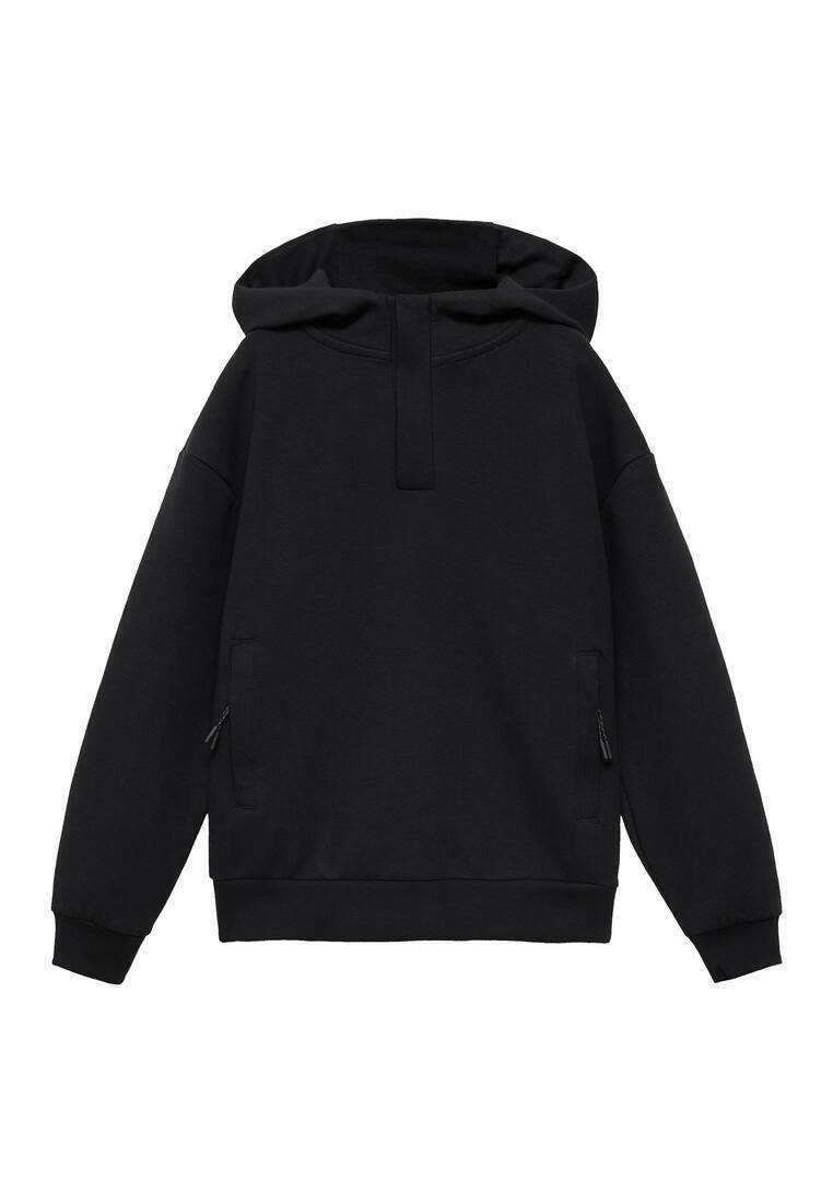 Felpa nera con cappuccio realizzata in tessuto morbido. Caratterizzata da una chiusura frontale a mezzo zip, tasche a marsupio e polsini e orlo ribattuti per una vestibilità comoda.