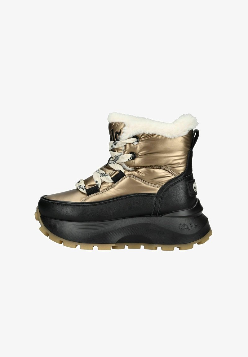 Voděodolné kotníkové boty v metalické zlaté a černé barvě s límcem z umělé kožešiny, texturovanou podešví a kontrastními šněrováním pro vylepšenou přilnavost a styl.