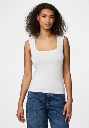 Top blanco sin mangas con escote cuadrado, textura suave y diseño ajustado. Combinado con jeans de mezclilla azul claro.
