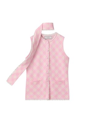 Gilet sans manches rose avec un motif de diamants pâles, boutons sur le devant, deux poches, bordure en dentelle et longue écharpe assortie aux bords en dentelle.