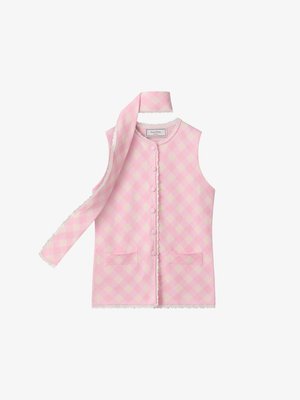 Gilet sans manches rose avec un motif de diamants pâles, boutons sur le devant, deux poches, bordure en dentelle et longue écharpe assortie aux bords en dentelle.