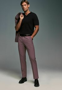 Next MOTIONFLEX  TAILORED - Kostymbyxor - purple