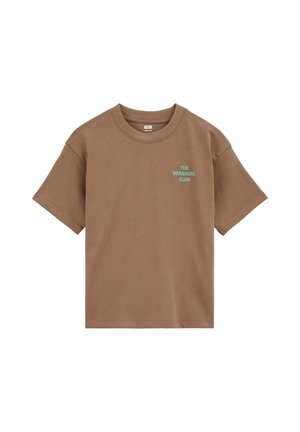 Bruin T-shirt met korte mouwen en ronde hals, met kleine groene tekst "THE SEASHORE CLUB" op de linkerborst.