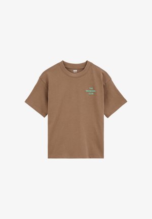 T-shirt marrone a maniche corte con scollo rotondo, con piccolo testo verde "THE SEASHORE CLUB" sul petto sinistro.
