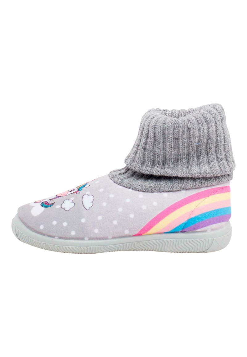 Chaussure en tissu gris avec un col en tricot à côtes. Présente un motif de licorne et un design arc-en-ciel multicolore. Motif à pois sur le dessus. Semelle douce.