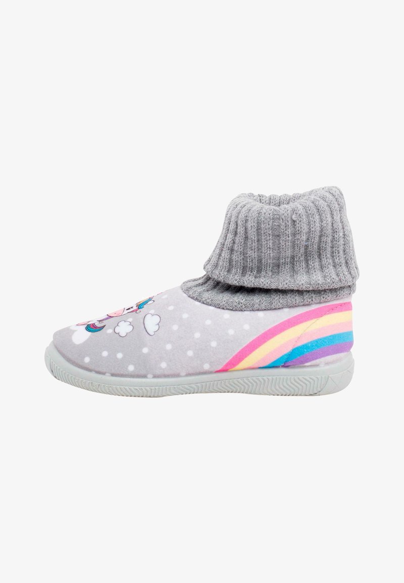 Chaussure en tissu gris avec un col en tricot à côtes. Présente un motif de licorne et un design arc-en-ciel multicolore. Motif à pois sur le dessus. Semelle douce.