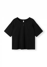 Maglietta nera a maniche corte, realizzata in cotone, con scollatura rotonda, vestibilità ampia e design minimalista con un piccolo etichetta sul lato.
