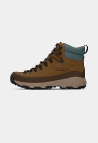 Scarponcino da trekking marrone e teal con design alto, caratterizzato da una parte superiore in pelle testurizzata, lacci neri e suola in gomma resistente.