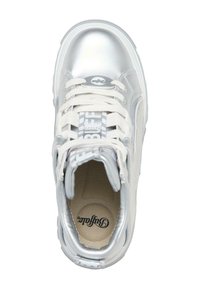 Zilveren hoge sneakers met witte veters, gemarkeerde tongstrip, gewatteerde kraag en gevoerde binnenzool, bekeken vanuit boven.