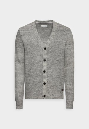 Šedý pletený cardigan s výstřihem do V, šesti černými knoflíky, dlouhými rukávy a texturovaným vzorem. Obsahuje malou značkovou nálepku na boku.